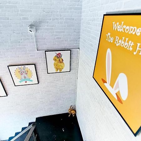 The Rabbit'S Hole Hostel 曼谷 外观 照片
