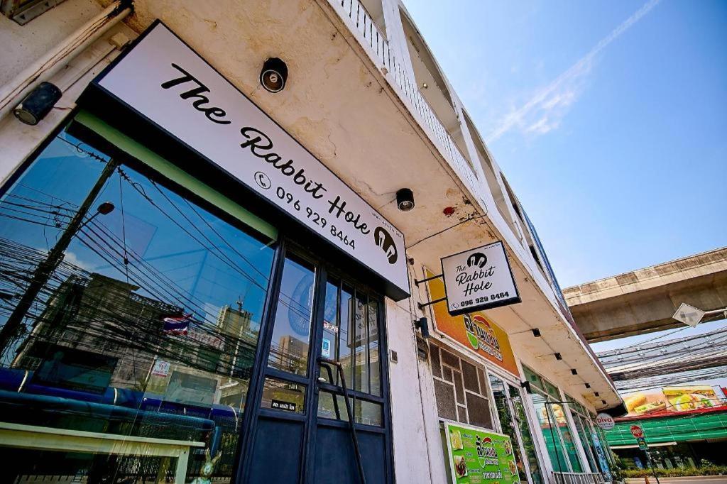 The Rabbit'S Hole Hostel 曼谷 外观 照片