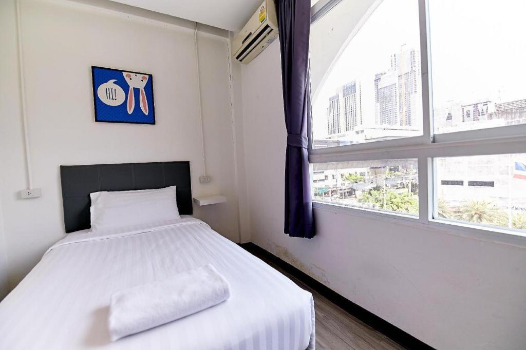 The Rabbit'S Hole Hostel 曼谷 外观 照片