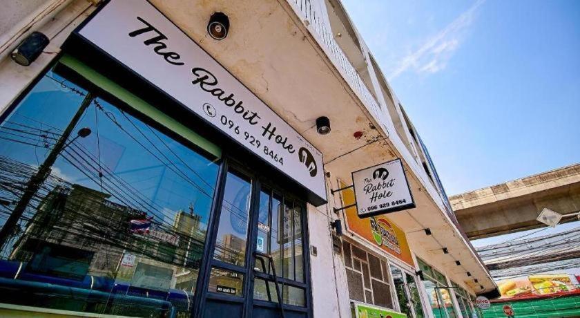 The Rabbit'S Hole Hostel 曼谷 外观 照片