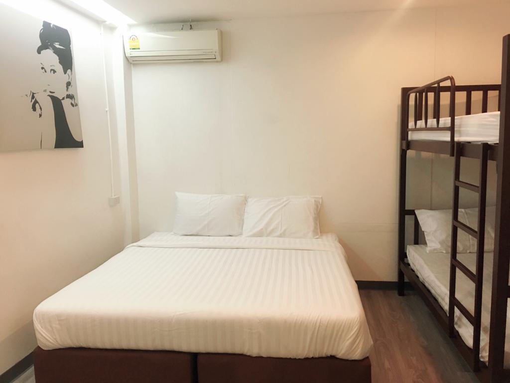 The Rabbit'S Hole Hostel 曼谷 外观 照片